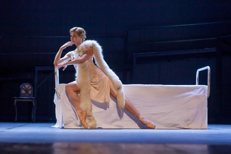 Albina Rahmatullina (Blanche DuBois) - HNK Split, Dinko Bogdanić - Mladen Tarbuk, Tramvaj zvan čežnja, kor. i red. Dinko Bogdanić, 2015., foto: Ante Verzotti