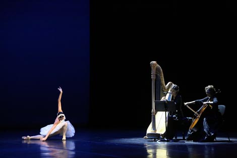 Anastasia Matvienko, Lidija Suchanek Plantarić (violončelo) i Milica Pašić (harfa); Umirući labud , kor. Mikhail Fokin, gl. Camille Saint-Saëns; Baletni gala koncert 2024., foto: Facebook HNK-a u Zagrebu