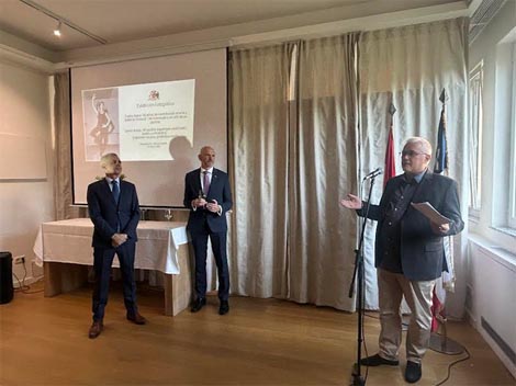 Veleposlanik Rodrigo Donoso, veleposlanik Simon Thomas i Davor Schopf na otvaranju izložbe Carlos Araya, 40 godina doprinosa umjetnosti i baletu u Hrvatskoj