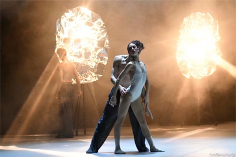 33. Muzički biennale Zagreb i Balet Hrvatskog narodnog kazališta u Zagrebu: Prekinute veze: Ivan Končić, Flicker Out, kor. James Pett, Travis Clausen-Knight, foto: Novković