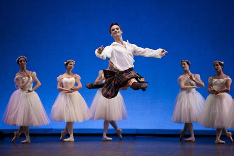 Tomislav Petramović kao James; Herman Severin Løvenskiold, La Sylphide, kor. Antoin Burnounville, Teatro nacional Sao Carlos, Lisabon, 2010., foto: Ricardo Brito