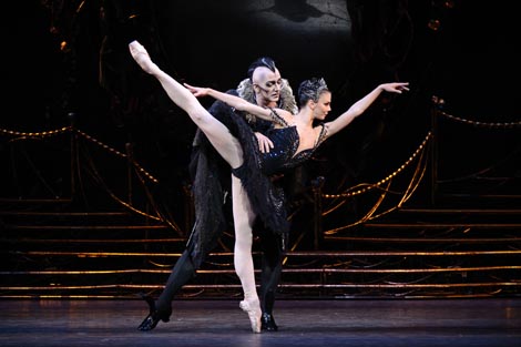 Natalia Osipova (Odila) i Gary Avis (Von Rothbart); The Royal Ballet, London, Petar Iljič Čajkovski, Labuđe jezero (Swan Lake), kor. Anthony Dowell, foto: © ROH / Alice Pennefather, 2012
