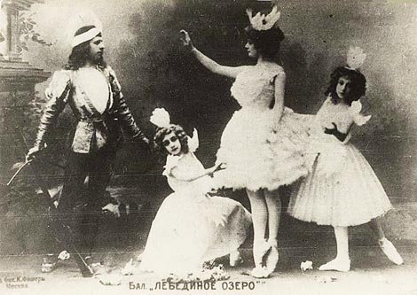 Adelaide Giuri (Odette) i Mikhail Mordkin (Prince Siegfried); Boljšoj teatar, Moskva: Labuđe jezero, kor. Aleksandar Gorski prema Mariusu Petipaa i Lavu Ivanovu, 1901.