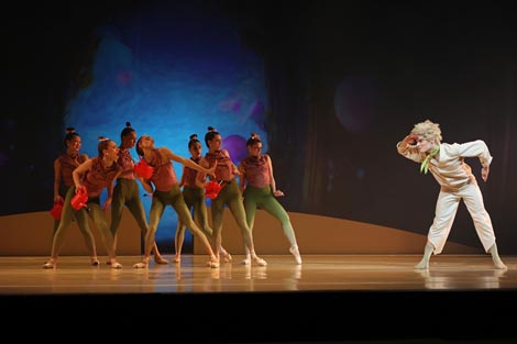 Yurika Kimura, Sonja Milovanov, Marta Voinea Čavrak, Giovanni Liverani, Laura Orlić, Isabelle Zabot, Alessia Tacchini (Ruže) i Federico Rubisse (Mali princ) Hrvatsko narodno kazalište Ivana pl. Zajca, Rijeka: Mali princ, kor. Lukas Zuschlag, glazba Aleksandra Naumovski Potisk, foto: Facebook HNK Ivana pl. Zajca, Rijeka