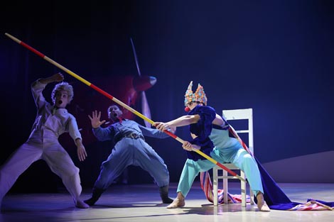 Federico Rubisse (Mali princ), Ali Tabbouch (Pilot) i Leonard Cela (Kralj); Hrvatsko narodno kazalište Ivana pl. Zajca, Rijeka: Mali princ, kor. Lukas Zuschlag, glazba Aleksandra Naumovski Potisk, foto: Facebook HNK Ivana pl. Zajca, Rijeka