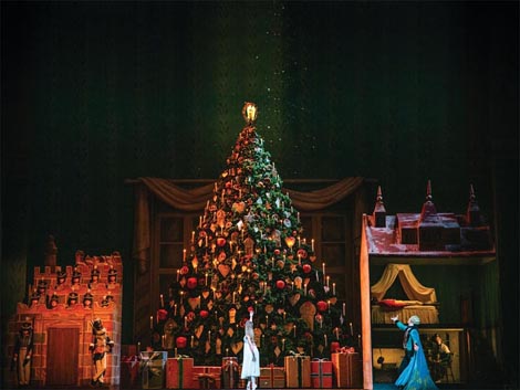 The Royal Ballet and Opera, London: Petar Iljič Čajkovski, Orašar, kor. Peter Wright