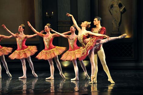 Pavla Mikolavčić, Azamat Nabiullin, ansambl Baleta; HNK u Zagrebu: George Balanchine – Hans van Manen – Derek Deane, Večer tri baleta, Paquita, kor. Derek Deane, foto: © Novković