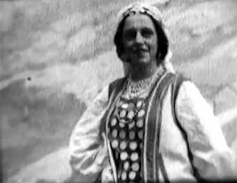 PAula Hudi u kostimu za predstavu Ero s onoga svijeta, screenshot