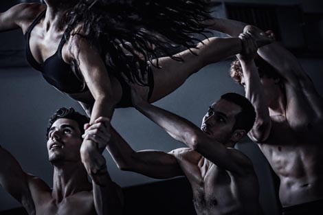 Hrvatsko narodno kazalište Ivana pl. Zajca, Rijeka: Plamteća voda, kor. Andonis Foniadakis, foto: Fanni Tutek Hajnal