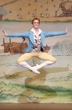 Steven McRae (Colas); Royal Opera House, London: Vragolasta djevojka (The Wayward Daughter), kor. Frederick Ashton, foto: ©ROH, Tristram Kenton, 2010.