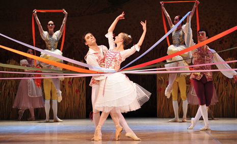 Azamat Nabiullin (Colas), Pavla Mikolavčić (Lisa) i baletni ansambl; Balet HNK u Zagrebu: Ferdinand Hérold – Ludwig Hertel, Vragolasta djevojka, kor. i red. Vladimir Derevianko, foto: © Saša Novković